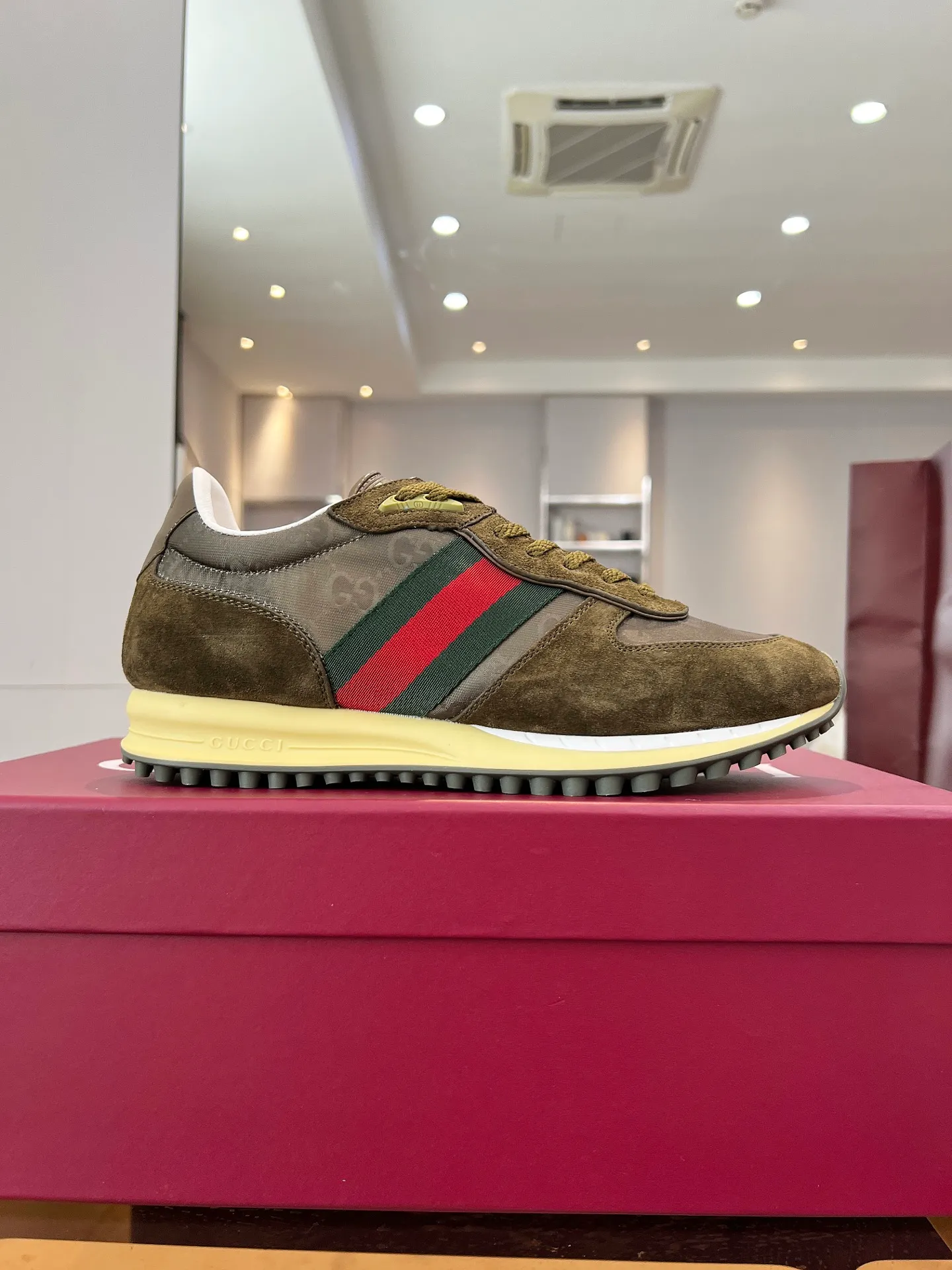 👟👟Ex-factory price 620👟👟 The design of Gucci's new casual shoes is simply amazing. The classic double G logo is matched with retro red and green webbing. It is fashionable and high-end. It is completely the top element in the fashion circle. It is highly recognizable when worn and keeps turning heads. 💯 The upper is soft and breathable, and the upper foot is comfortable! The soles are made of special cushioning material, so your feet won’t get tired no matter how much you walk. They are perfect for daily commuting, shopping, and traveling. Code number 40-45